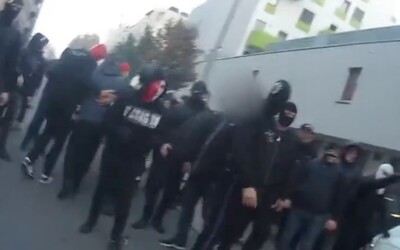 Video: Takto policie zasáhla během pražského fotbalového derby. Proti fanouškům použila gumové projektily, slzný plyn i výbušky