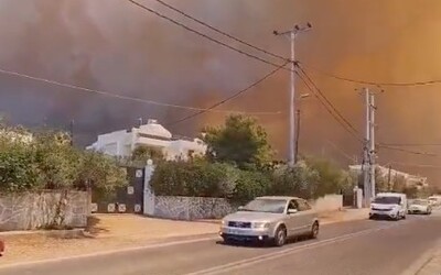 Video: U Atén vypukl požár, hasiči evakuovali přilehlá letoviska. Kvůli větru je těžké dostat oheň pod kontrolu