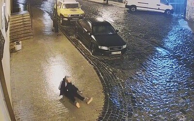 Video: Ukrajinci sa pri poľadovici korčuľovali po uliciach. 9-ročná školáčka padla 40-krát na zem