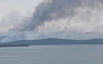 Video: V Chorvatsku vypukl rozsáhlý lesní požár, hasiči zachraňovali i české turisty