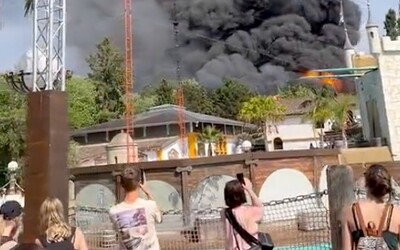 Video: V zábavním parku Europa-Park vypukl obrovský požár. Hasiči evakuovali desítky tisíc lidí