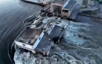 Video: Voda z Kachovské přehrady roznáší miny na zaplavená území, některé už vybuchují