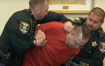 Video: Vrah v USA trefil loktem do obličeje svého právníka chvíli před odsouzením k trestu smrti