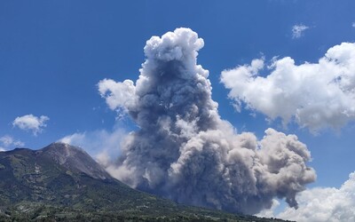 Video: Vybuchla jedna z nejaktivnějších sopek v Indonésii, chrlí horký popel do výšky sedmi kilometrů