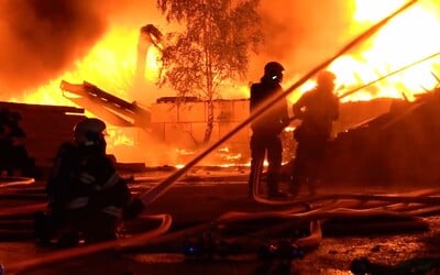 Video požáru na Sokolovsku: Několik hasičů se zranilo, nasazeny jsou i vrtulníky