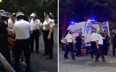 Video ukazuje, ako policajti v New Yorku zatkli aj kuriéra roznášajúceho jedlo