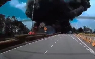 Video z hrozivej nehody: lietadlo sa zrútilo priamo na ľudí na ulici