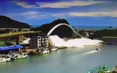 Video zachycuje pád mostu na Tchaj-wanu. Pod ním může být uvězněno až šest lidí