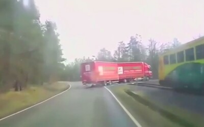 Video zachycuje střet a vykolejení vlaku s kamionem. Řidič ignoroval i varovné houkání