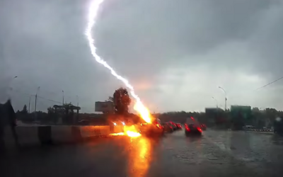 Video zachytáva, ako blesk zasiahol rovnaké auto dvakrát v rozmedzí sekundy: Pred očami mi prebehla smrť, hovorí autorka záznamu