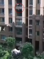 Video zachycuje dítě padající ze šestého patra. Zachránili ho pohotoví sousedé, kteří ho chytili do plachty