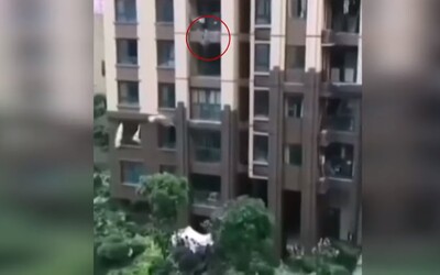Video zachycuje dítě padající ze šestého patra. Zachránili ho pohotoví sousedé, kteří ho chytili do plachty