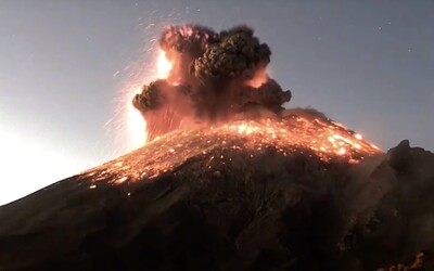 Video zachycuje explozi sopky Popocatépetl, kouř sahá do výšky tří kilometrů