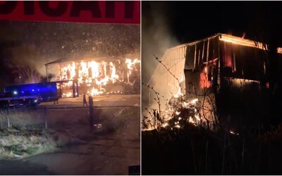 Video zachytáva hrôzostrašný požiar pri Malackách, s ktorým už 13 hodín bojujú hasiči. Škodu odhadujú na 200 000 €