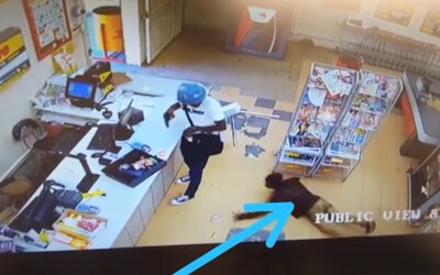 Video zachycuje kuriózní moment, jak zákazník supermarketu okrádá ozbrojeného lupiče, který právě vykrádá obchod