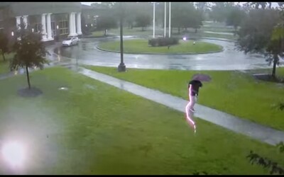 Video zachycuje moment, kdy muže téměř zasáhl blesk. Byl od něj jen pár desítek centimetrů