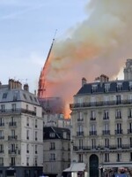 Video zachycuje moment, kdy se zřítila nejvyšší věž katedrály Notre Dame