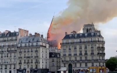 Video zachytáva moment, keď sa zrútila najvyššia veža katedrály Notre Dame