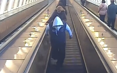 Video zachytilo cizince útočícího nožem v pražském metru, napadl čtyři osoby