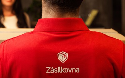 Video zachytilo šokující chování kurýra Zásilkovny. Nadával a dupal na balík