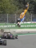 Video zaznamenáva dramatickú nehodu: Pretekár Formule 3 vyletel cez obrubník a spravil niekoľko otočiek vo vzduchu