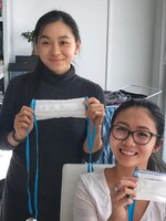 Vietnamci v Česku pomáhají lékařům vařením jídla, vybrali peníze na plicní ventilátor a pro občany šijí roušky zdarma