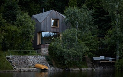 Víkendová chata pripomína kajutu lode. Českí architekti navrhli dokonalé miesto na relax pri vodnej priehrade 