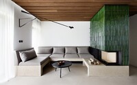 Víkendový apartmán, ktorý kombinuje prírodné materiály s modernou. Dominantným prvkom je kontrastný zelený krb