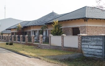 Vila bývalého mafiánskeho starostu z juhu Slovenska je v dražbe za gigantickú sumu. Nachádza sa v nej poľovnícka sieň aj wellness