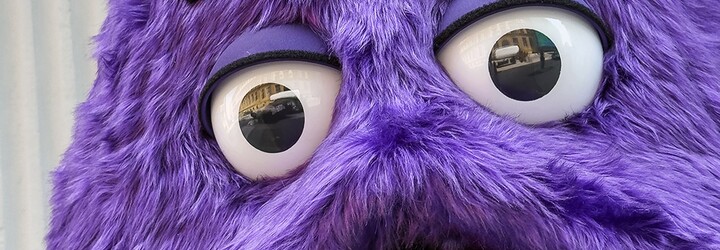 Virálny Grimace shake z TikToku je dostupný už aj v slovenskom McDonald's. Tento týždeň môžeš k nemu získať aj merch