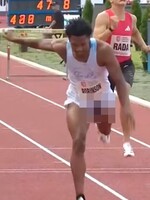 Virálny moment na pretekoch v Česku baví internet. Bežcovi pred cieľom vykuklo prirodzenie