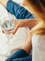 Virálny trik na odkysľovanie môže uškodiť. Odborníčka varuje pred pravidelným pitím sódy ako zázračného lieku