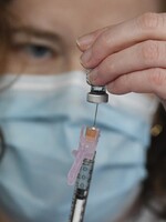 Vláda mení poradie očkovania. Pozri, kedy prídeš na rad a akú vakcínu (možno) dostaneš