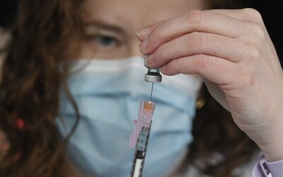 Vláda mení poradie očkovania. Pozri, kedy prídeš na rad a akú vakcínu (možno) dostaneš