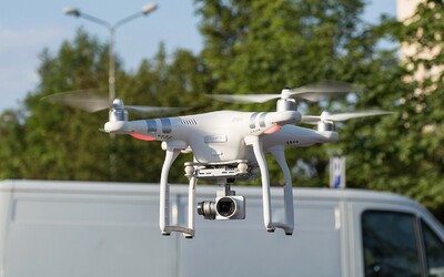 Vláda plánuje zaviesť prísne pravidlá používania dronov. Novinkou bude systém na ich deaktiváciu
