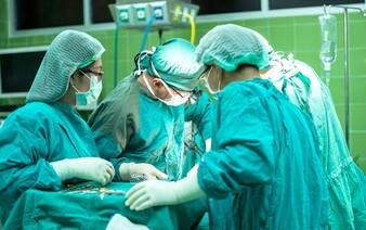 Vláda schválila zákony na zlepšenie situácie v zdravotníctve. Lekári zatiaľ ostávajú v nemocniciach