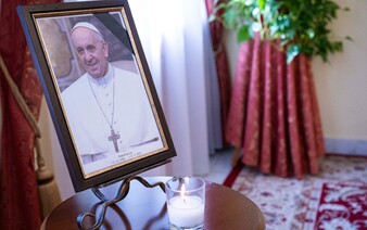 Vláda zvažuje štátny smútok za zosnulého pápeža Františka. Robert Fico navrhuje štátny smútok na sobotu