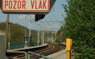 Vlak na Plzeňsku srazil člověka, provoz mezi Chlumčany a Dobřany stojí