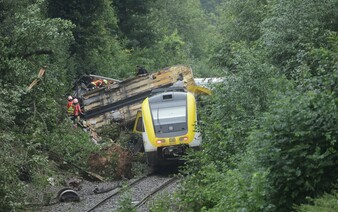 Vlakové neštěstí v Německu: nejméně tři oběti, příčina tragédie se vyšetřuje