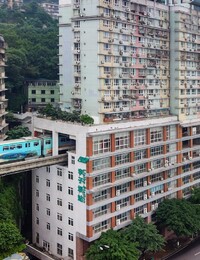 Vlaky tu jazdia cez budovy, autá tankujú na strechách. Čunking je najväčšie mesto sveta, o ktorom si možno nepočul