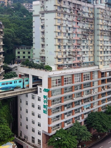 Vlaky tu jazdia cez budovy, autá tankujú na strechách. Čunking je najväčšie mesto sveta, o ktorom si možno nepočul