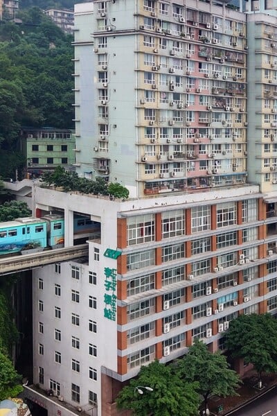 Vlaky tu jazdia cez budovy, autá tankujú na strechách. Čunking je najväčšie mesto sveta, o ktorom ste možno nikdy nepočuli