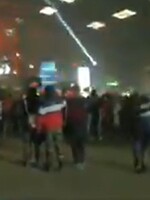 Vo Francúzsku sa od Silvestra koná párty s 2 500 ľuďmi. Zaútočili na policajtov a podpálili im auto