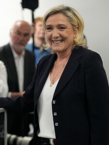 Vo Francúzsku zvíťazila krajná pravica. Macronova strana sa v prvom kole prepadla na tretie miesto