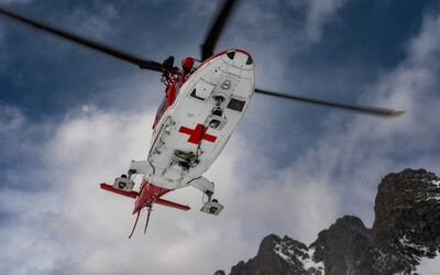 Vo Vysokých Tatrách spadol vrtuľník. Na palube boli tri osoby, jedného muža previezli do nemocnice