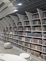 Vo varšavskom metre otvorili knižnicu pod zemou. Okrem 16 000 kníh sa v nej nachádza aj bylinková záhrada či káva zdarma