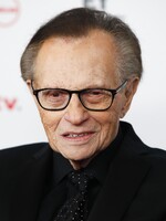 Vo veku 87 rokov zomrel legendárny americký moderátor Larry King