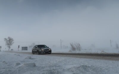 Vo viacerých okresoch bude počas noci snežiť. Meteorológovia upozorňujú aj na nebezpečnú poľadovicu