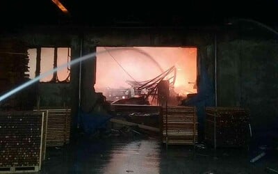 Vo výrobnej hale v Oravskom Podzámku bojovali od rána s ničivým požiarom. Škody zatiaľ odhadujú na milión eur