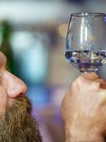 Voda dražší než víno? Restaurace si účtuje 500 korun za láhev luxusní minerální vody